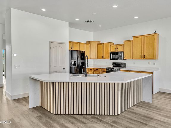 3rd image of 2134 E SPRINGFIELD Place