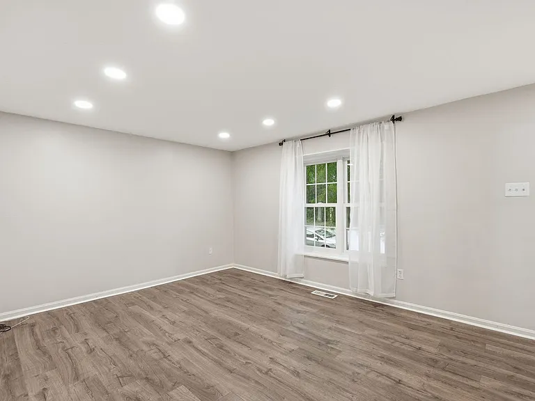 9018 Jersey Dr — Photo 5
