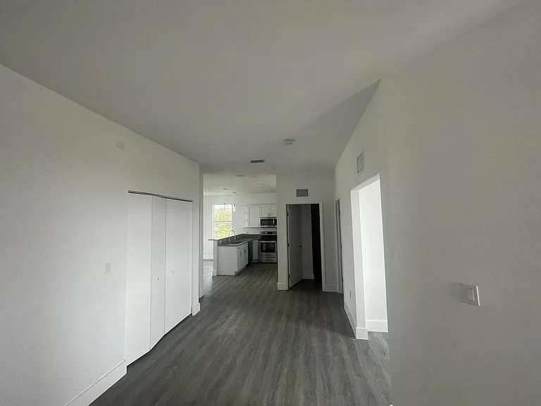 275 SW 4th St #220 — Photo 33