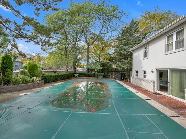 389 Mayfair Drive South image 4 of 17