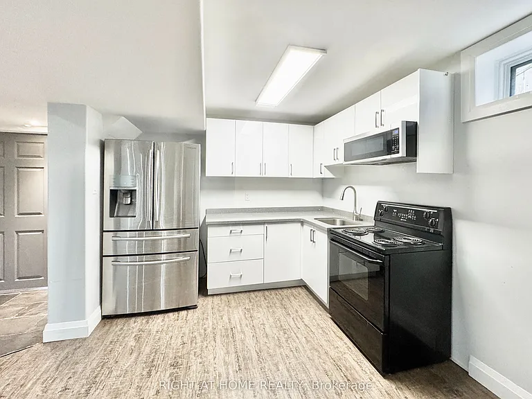 20 Prince Of Wales Dr #LOWER — Photo 6