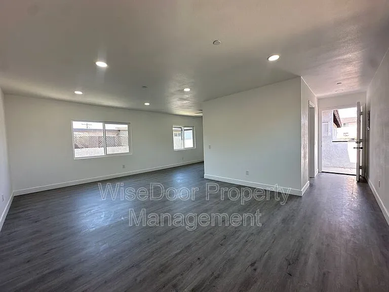 810 S Flower St #1 — Photo 8