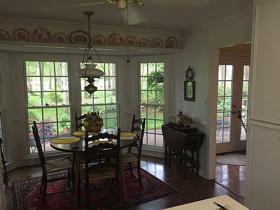 Breakfast area: View of lake