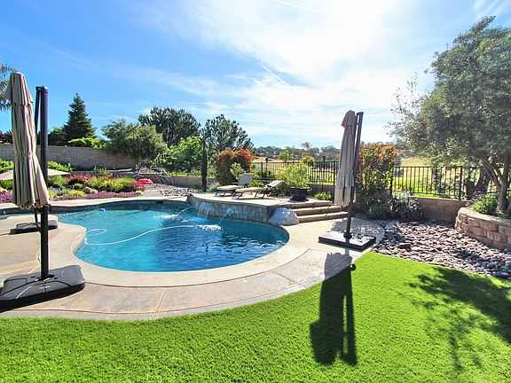 2nd image of 911 Vista Cerro Dr