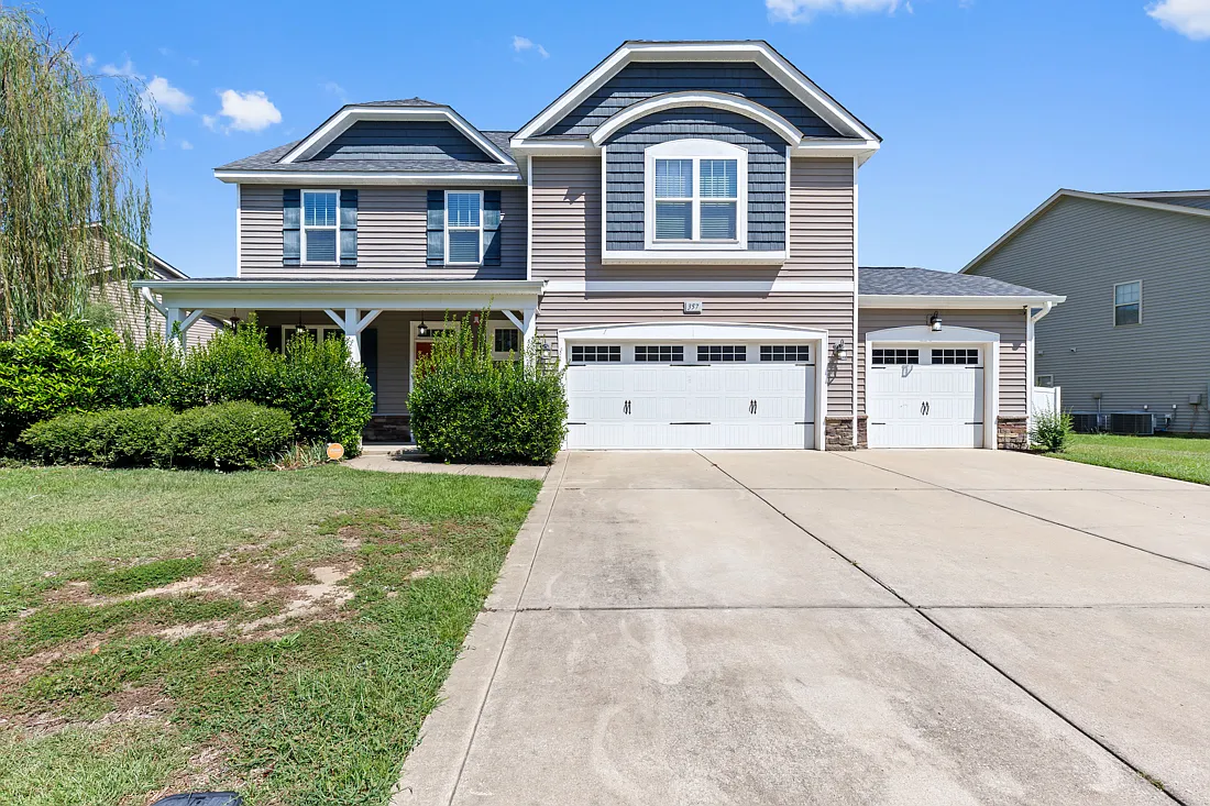 4 bed, 2.5 bath, 2289 sqft, $2,300 — Photo 2