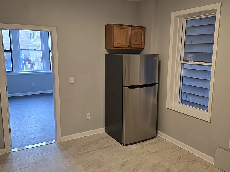 136 Winfield Ave #1L — Photo 9