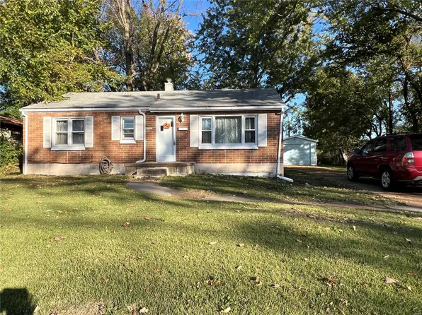 4142 Wright Ave, Saint Ann, MO 63074