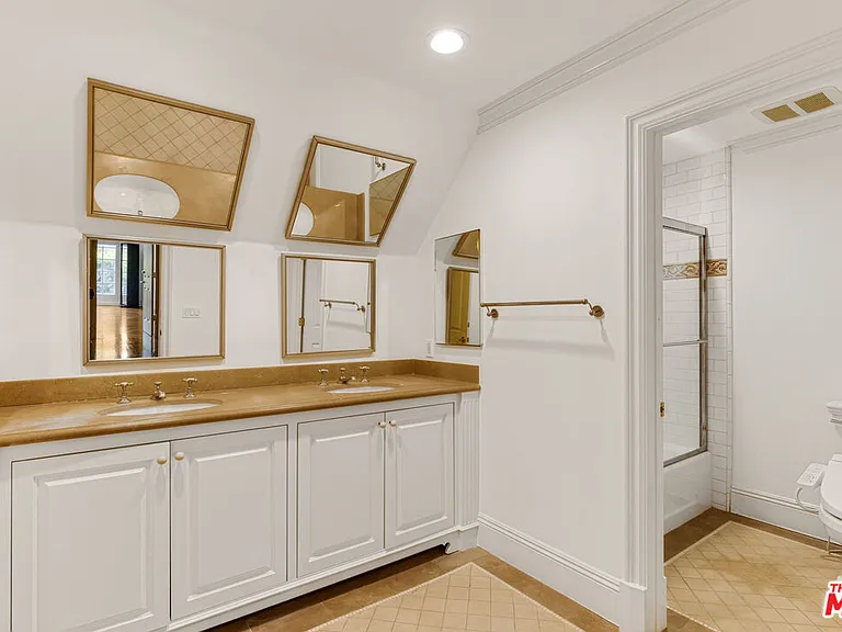 821 N Whittier Dr — Photo 38