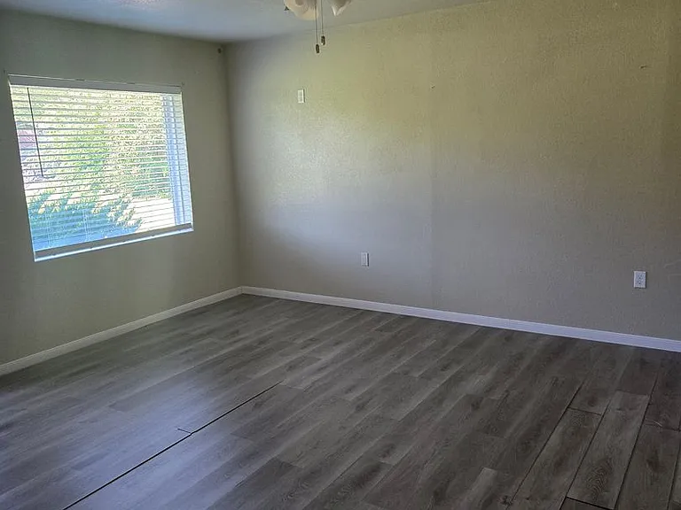 109 W Robin Ln — Photo 3