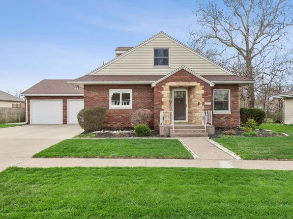 213 8th Ave, De Witt, IA 52742