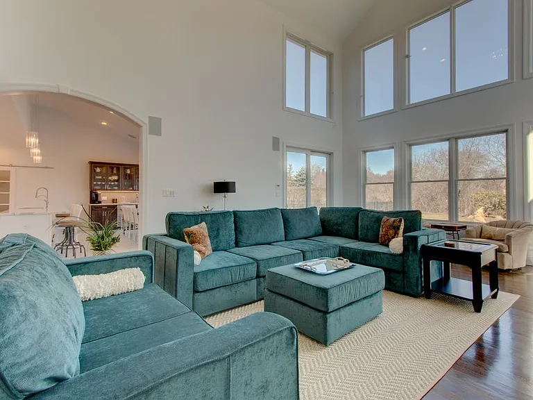 28 Fairbanks Ct — Photo 3