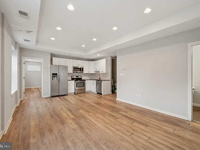 501-03 W Girard Ave #3 — Photo 4
