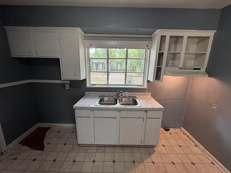 918 Stuart St — Photo 15