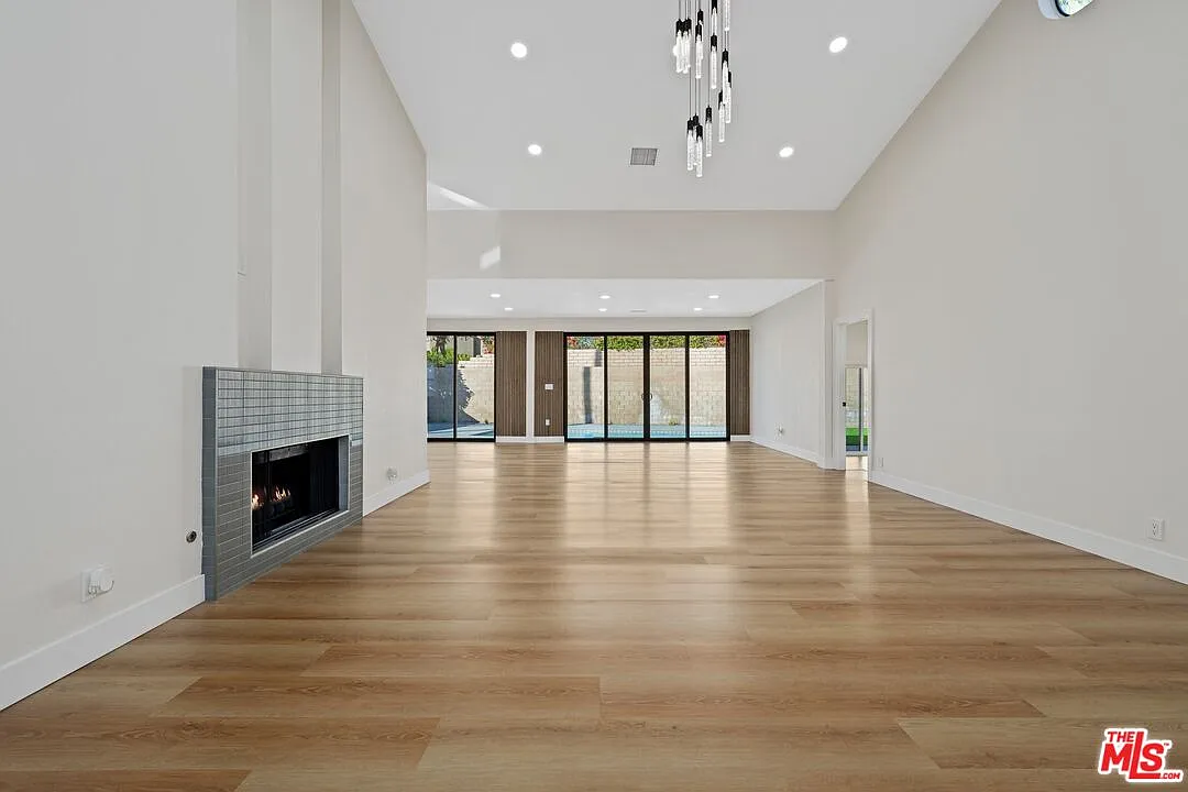 4 bed, 2.5 bath, 2575 sqft, $5,995 — Photo 3