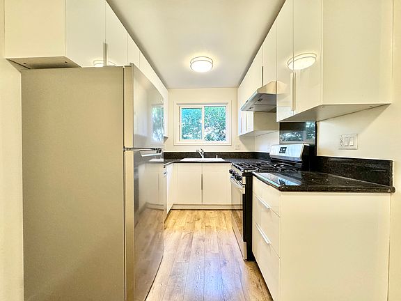 3rd image of 14041 Moorpark St APT 2