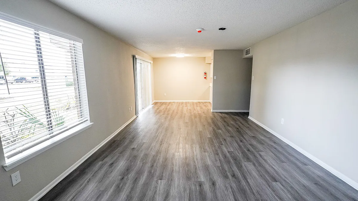 Building Photo - Glen Oaks