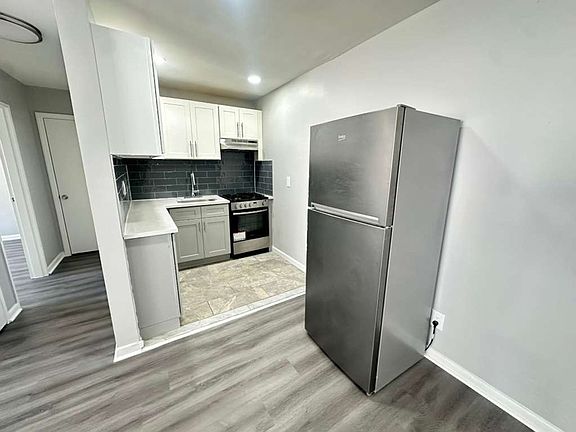 3rd image of 70 Carlton St APT C2