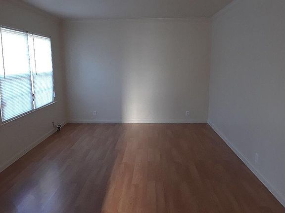 Living room. New window blinds. 