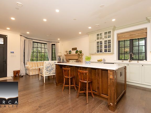 4th image of 445 Southborough Dr