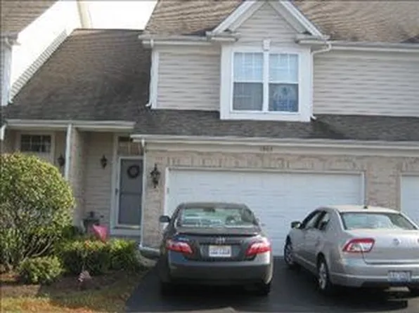 1283 W Danbury Dr, Cary, IL 60013
