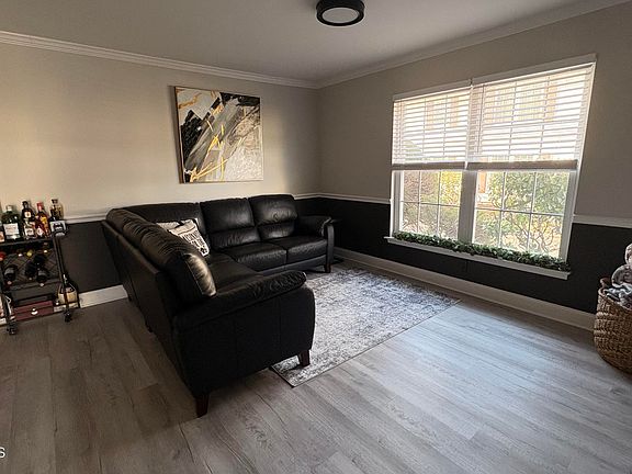 3rd image of 902 Buckingham Circle