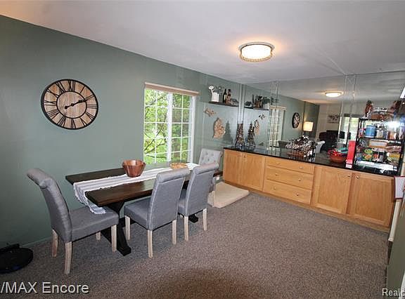 4th image of 744 E Fox Hills Dr