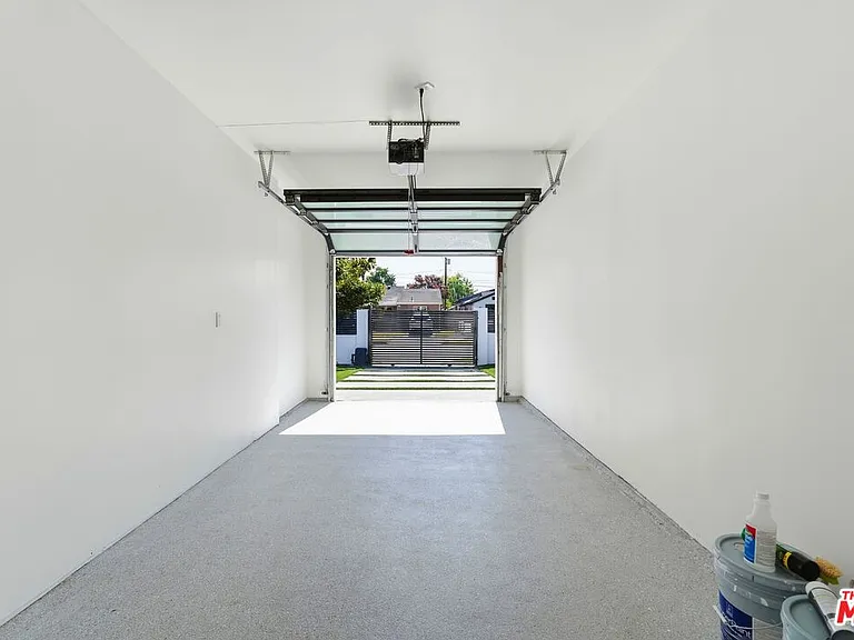 5735 Saloma Ave — Photo 22