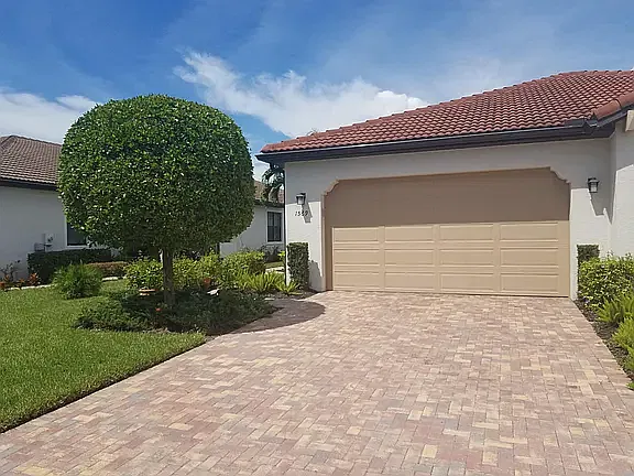 1569 Oceania Dr S