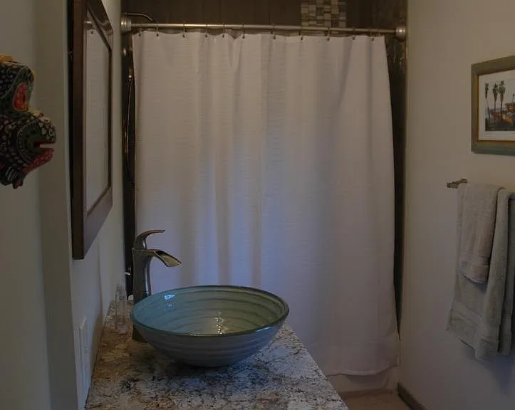 Upstairs ensuite bathroom