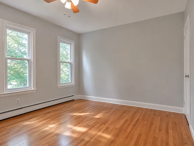 633 Center St — Photo 9