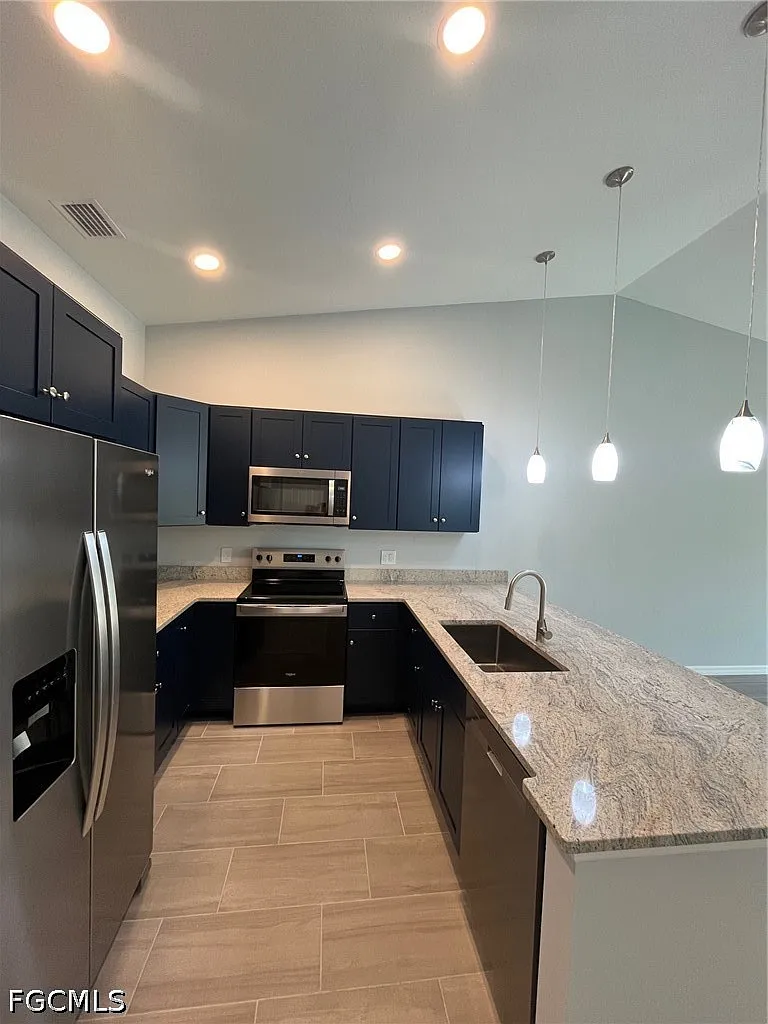 3 bed, 2.0 bath, 1225 sqft, $1,700 — Photo 2