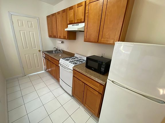 5th image of 244 E 79th St APT 3C