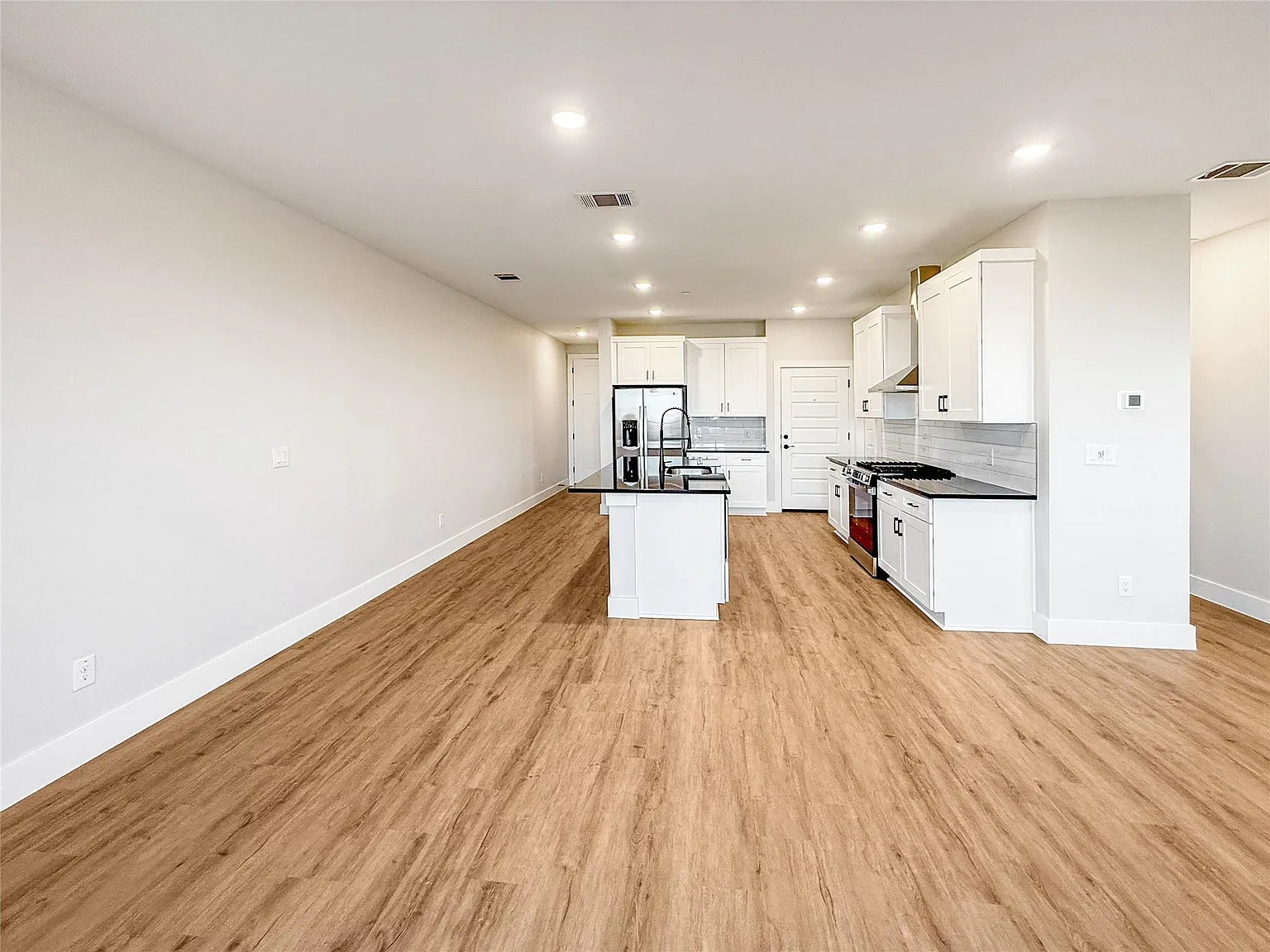 3 bed, 2.5 bath, 1843 sqft, $3,390 — Photo 4