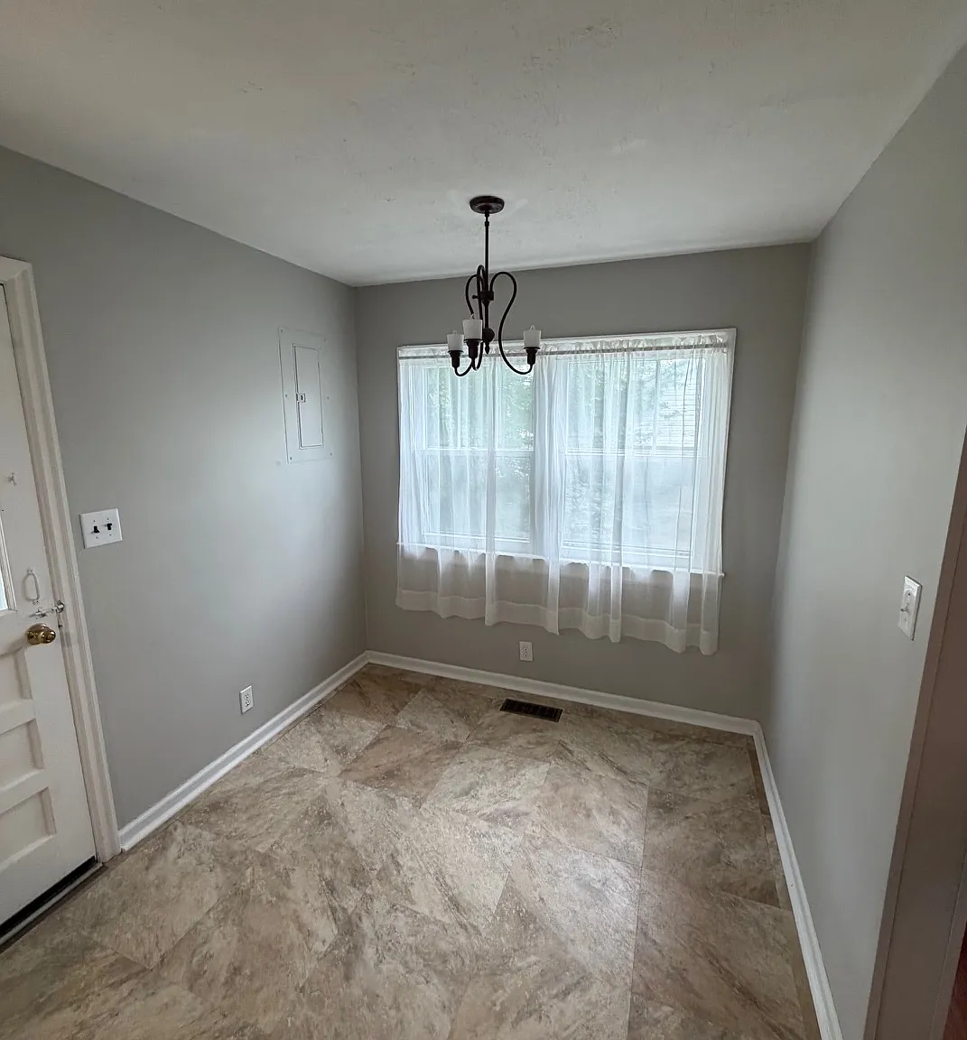 3 bed, 900 sqft, $995 — Photo 3