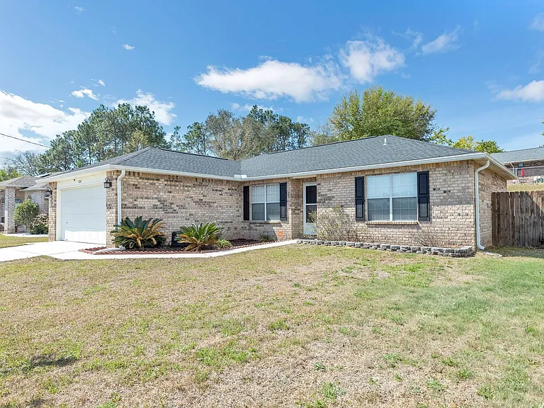 221 Trish Dr — Photo 2