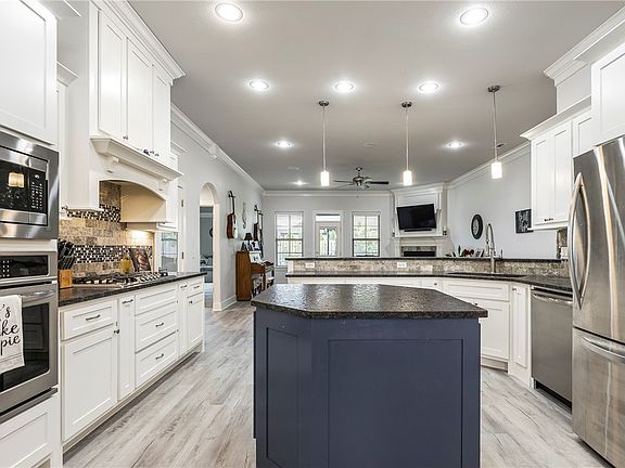 5th image of 1110 Stoneybrook Ln