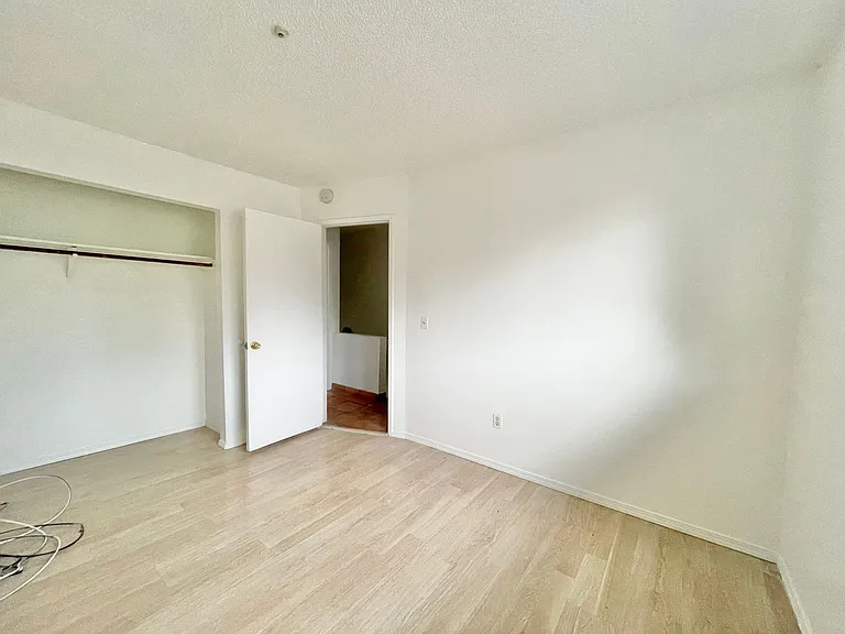 1105 Jennings Ave — Photo 6