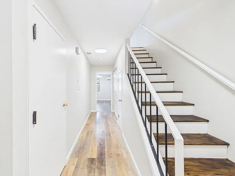 317 Cottonwood Ct — Photo 3