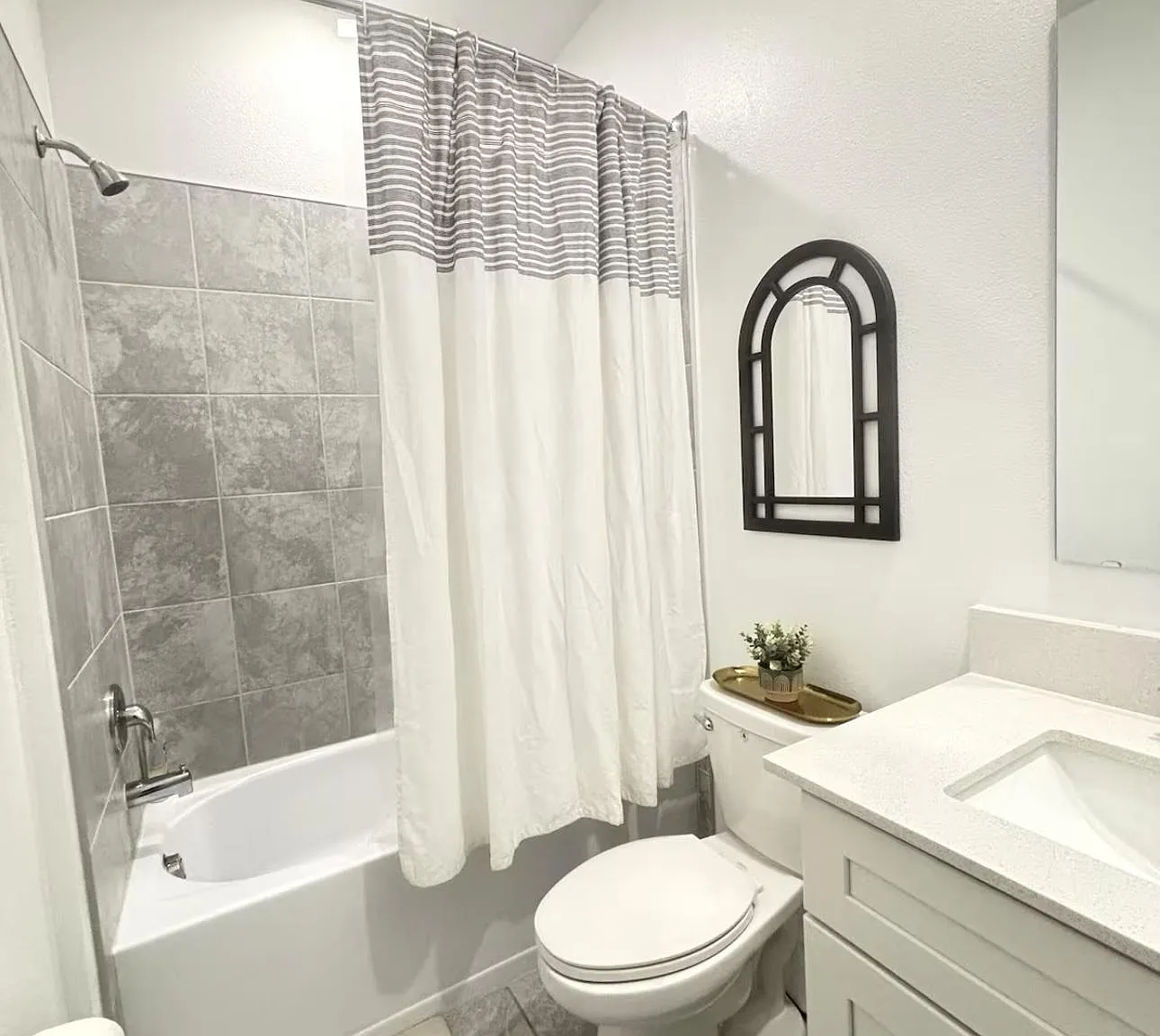 4 bed, 2.0 bath, 2109 sqft, $931 — Photo 3