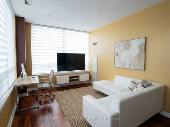 3504 Hurontario St #307, Mississauga, ON L5B 0B9
