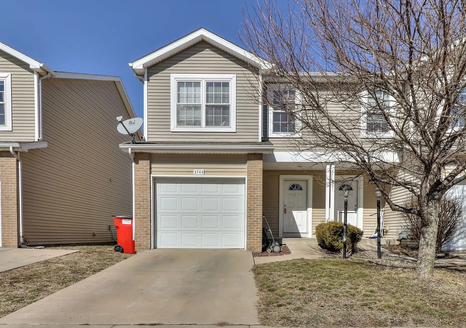 Full renovated townhome in Champaign - Available Now — Photo 1