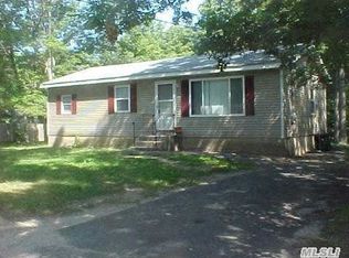 15 Beach Ln, Medford, NY 11763