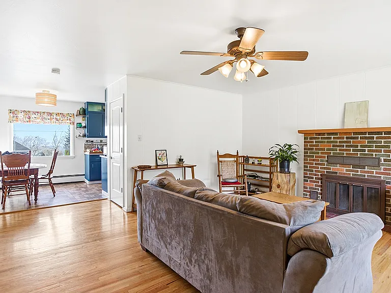 814 Stuart St — Photo 3