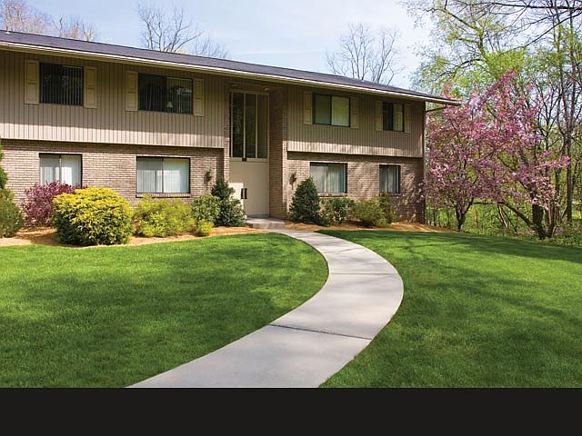 1st image of 600 Royal Dr #1_0066