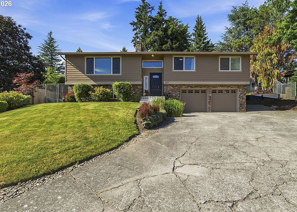 1st image of 227 NE Paloma Ct