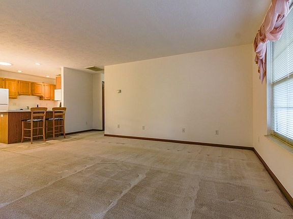 4th image of 695 Villa Dr