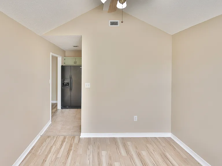 213 Walker Cir W — Photo 10