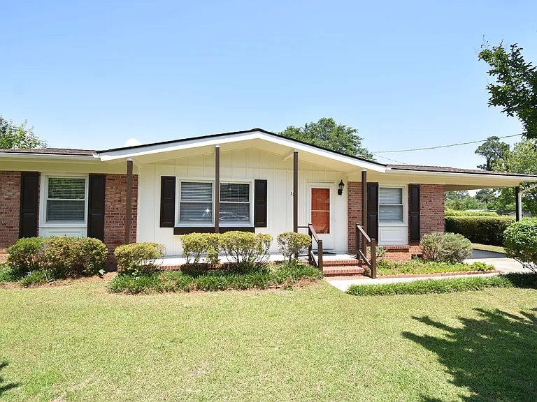 328 Desmond Dr — Photo 1