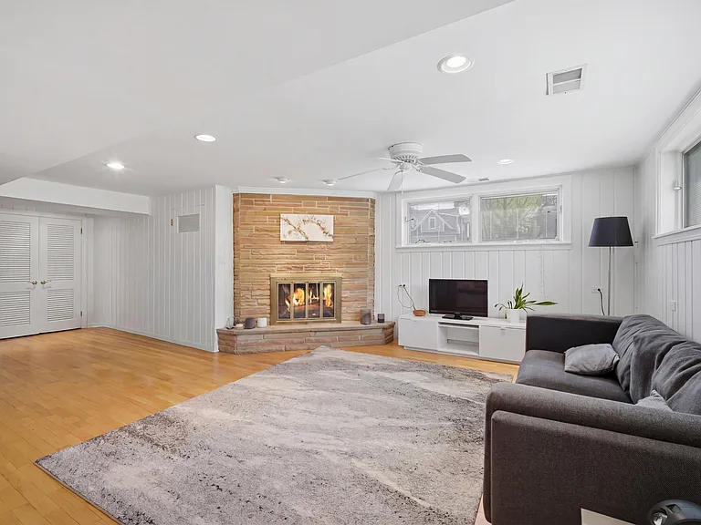1322 Brook Ln — Photo 10