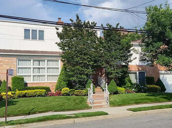14317 Newport Ave, Far Rockaway, NY 11694